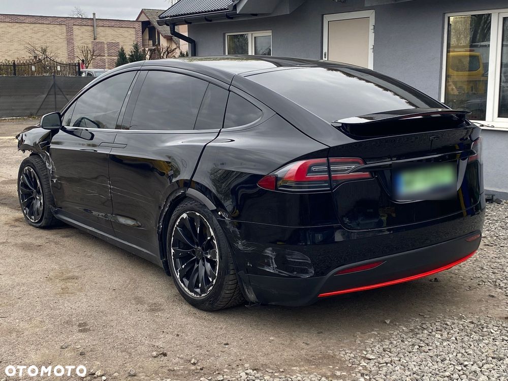 Tesla Model X - 16