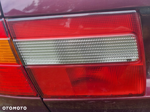 TOYOTA CARINA E 92-98 1996 r. LIFTBACK LAMPA LEWY TYŁ LEWA TYLNA W KLAPĘ EU