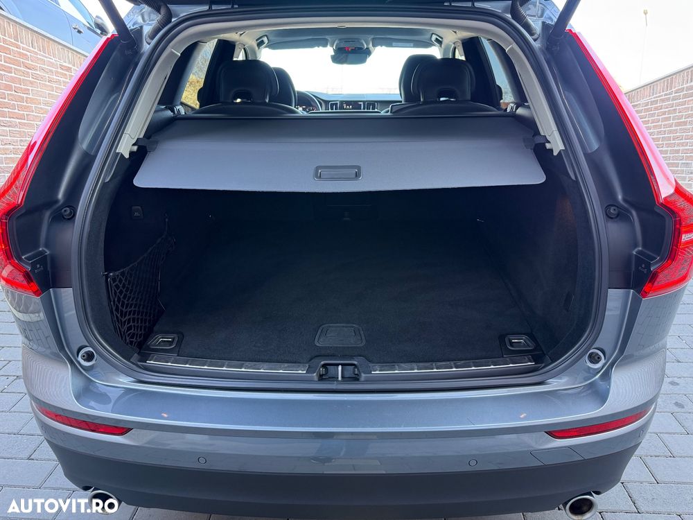 Volvo XC 60 B4 MHEV AWD Momentum Pro - 34