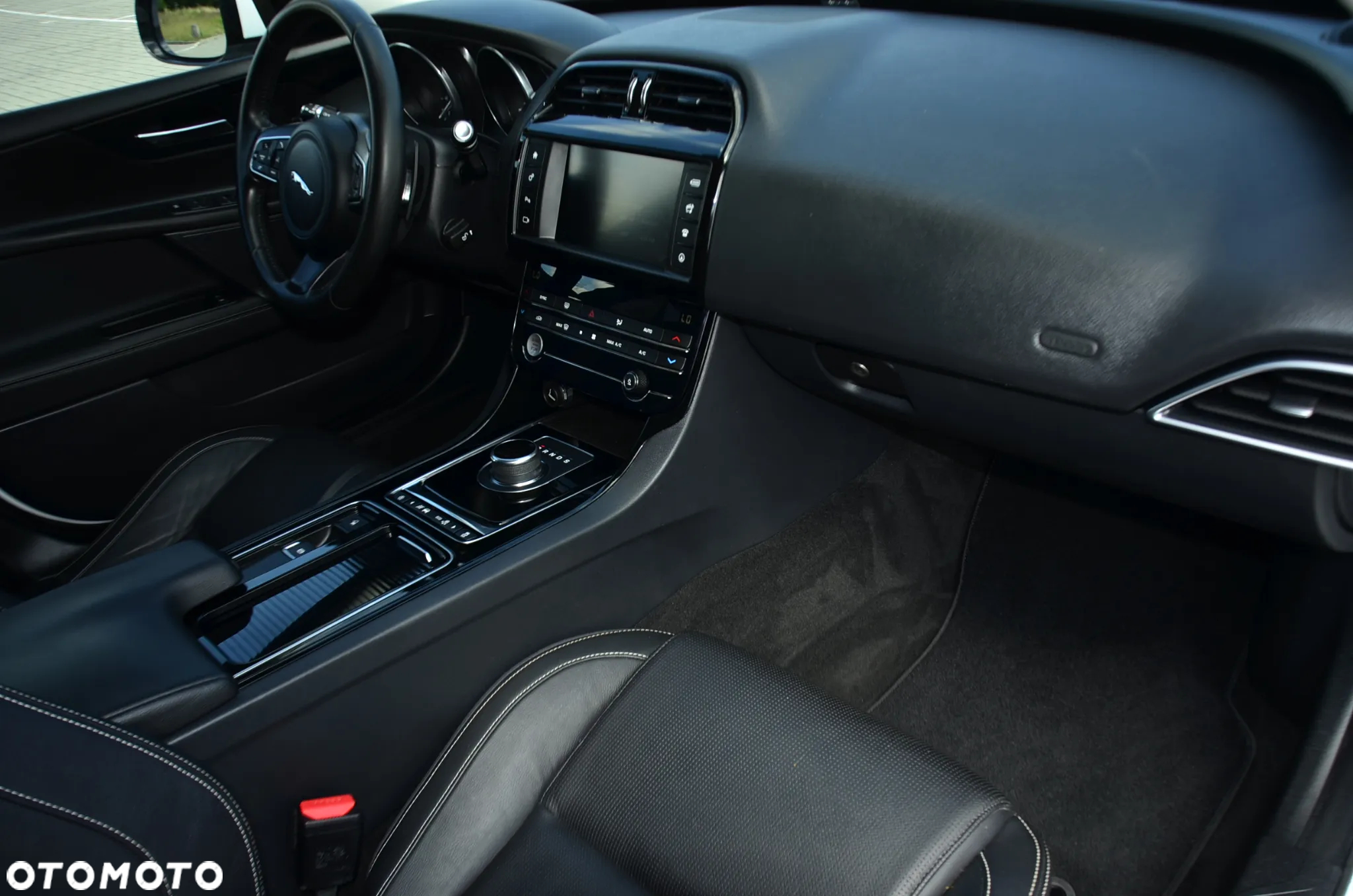 Jaguar XE 2.0 D Prestige - 22