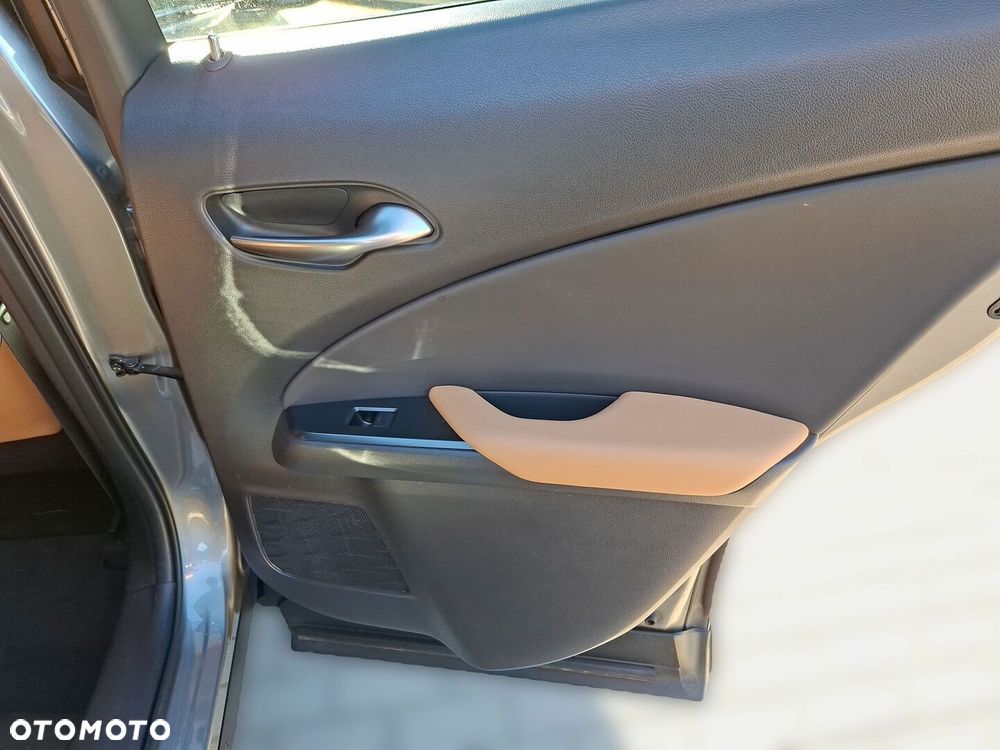 Lexus UX 2025