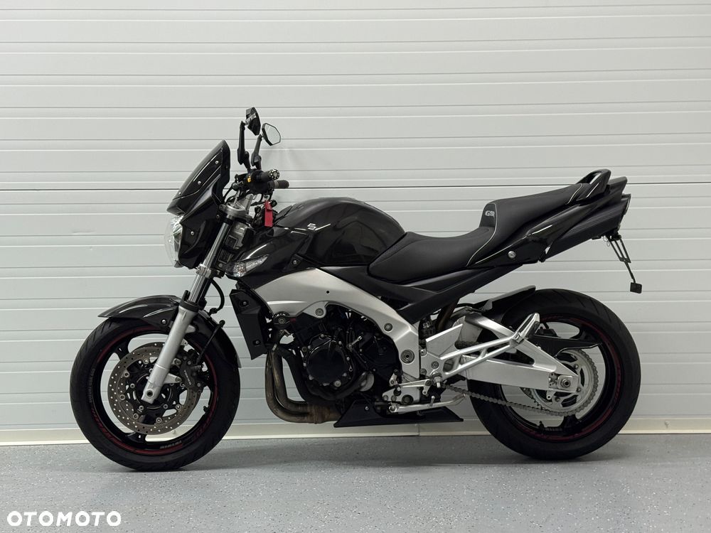 Suzuki GSR - 13