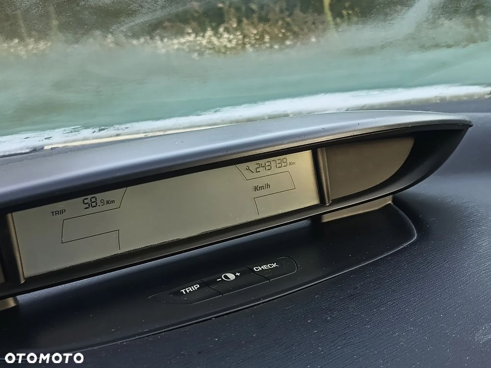 Citroën C4 1.4 16V X - 8