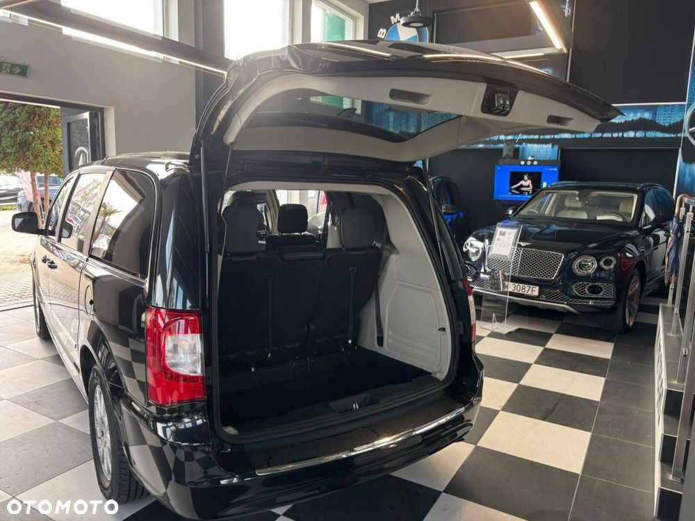 Chrysler Town & Country - 29