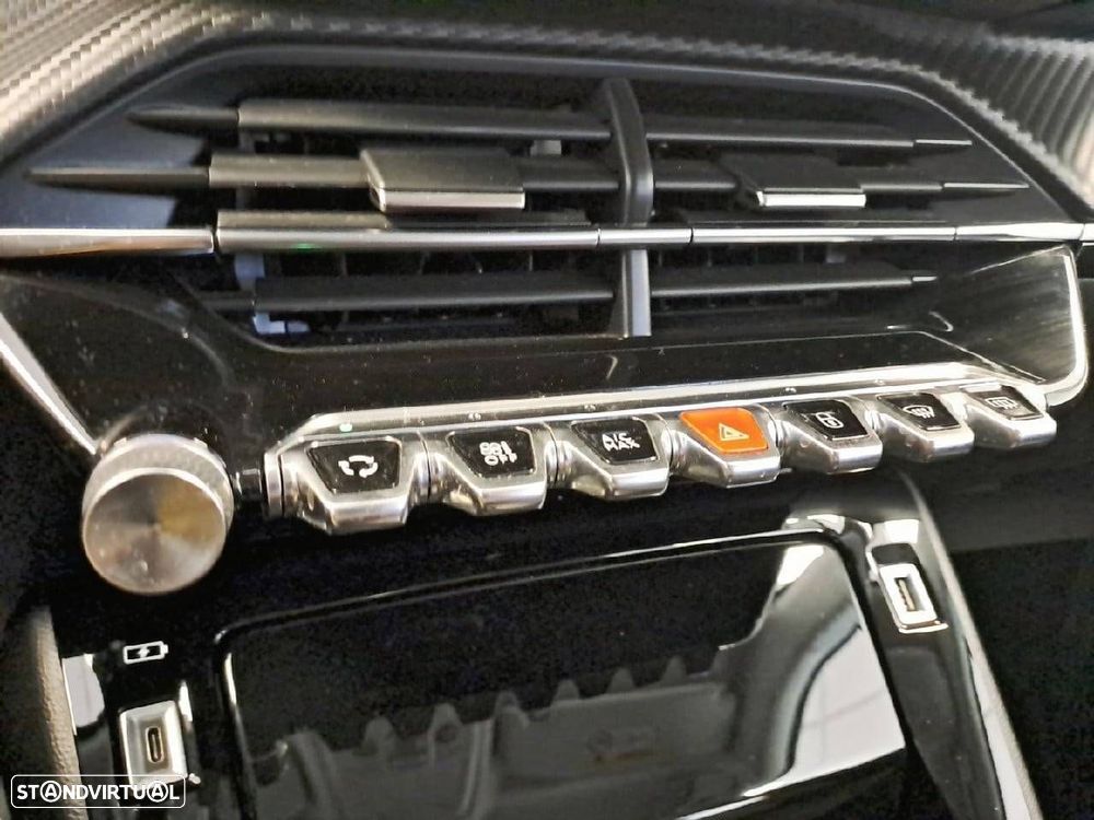 Peugeot 2008 1.2 PureTech Allure EAT8 - 22