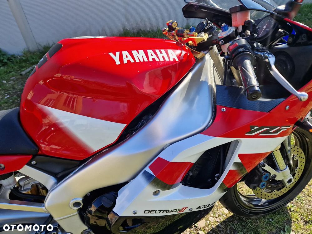 Yamaha R1 - 16
