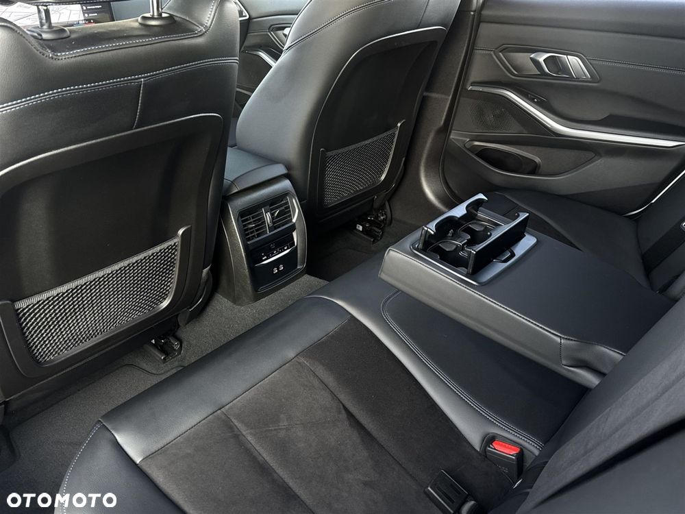 BMW Seria 3 320d xDrive - 15
