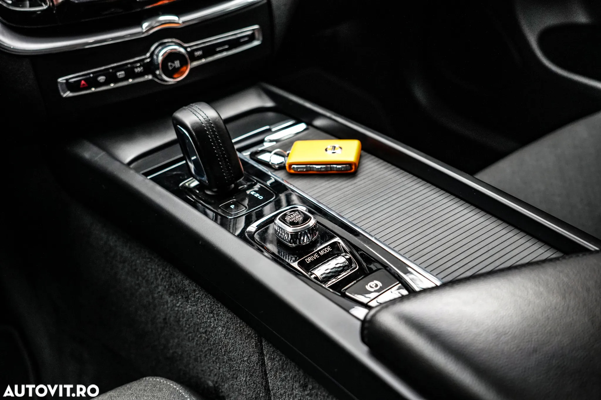 Volvo XC 60 B4 MHEV Momentum Pro - 19