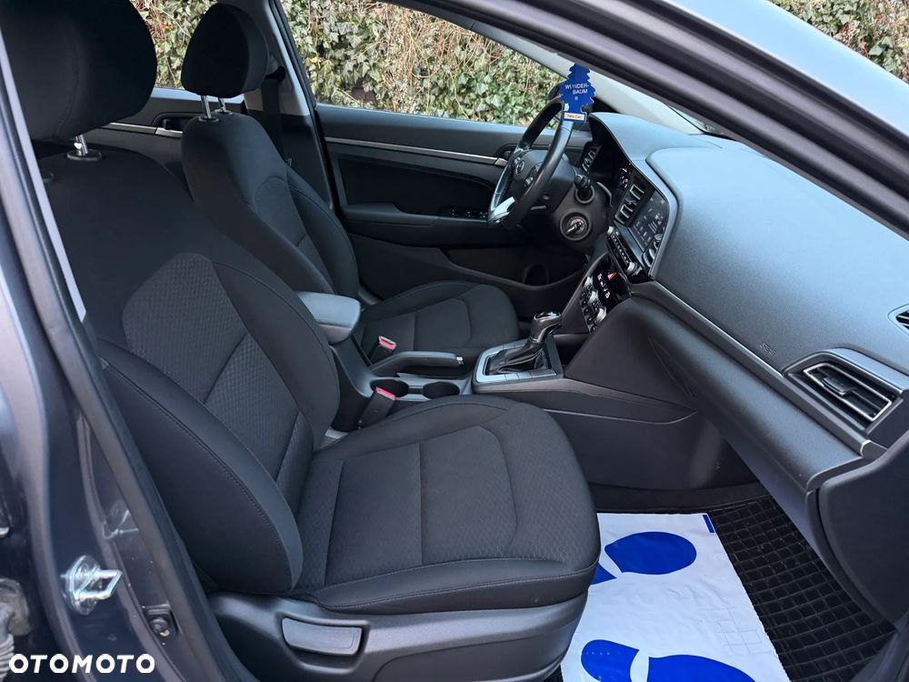 Hyundai Elantra 1.6 Comfort - 12