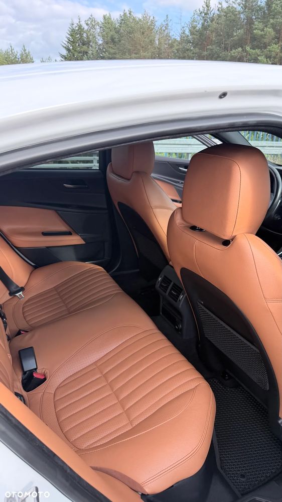 Jaguar XE 2.0 T R-Sport - 16