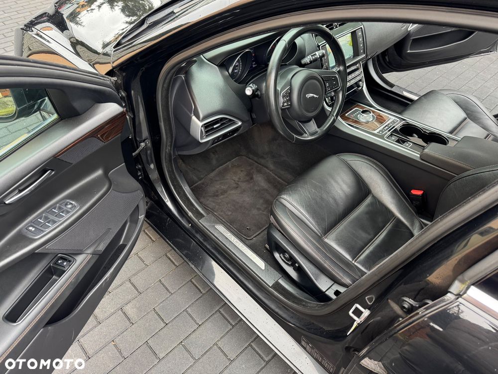 Jaguar XE 2.0 D Prestige - 22