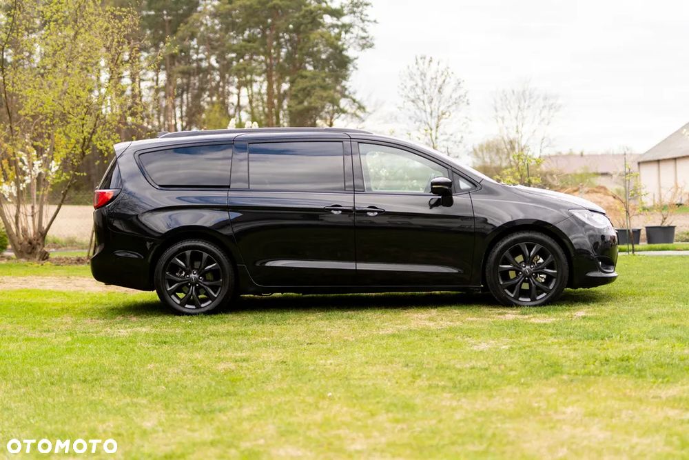 Chrysler Pacifica - 1