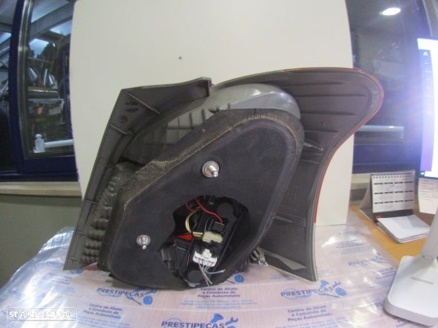 Farol Tras Stop3293 TOYOTA YARIS 2011 1.4 D4D 90CV 5 CINZA ESQ ORIGINAL Danificado - 7