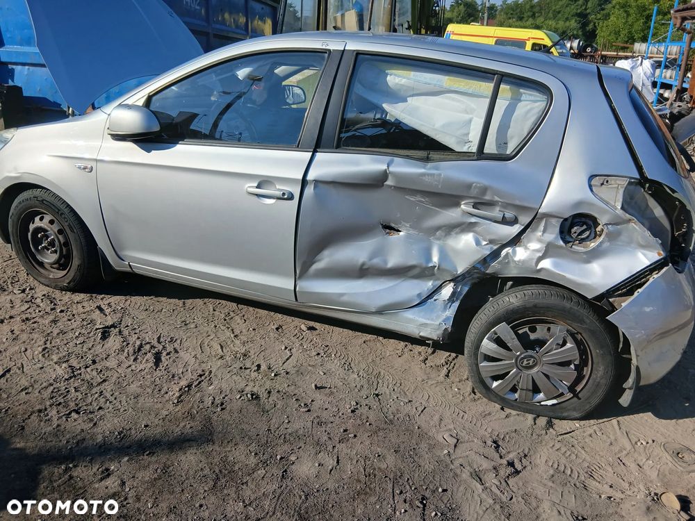 Hyundai I20 08- 1.2 B G4la SIlnik skrzynia  drzwi zderzak maska błotnik klapa  lakier FG - 8