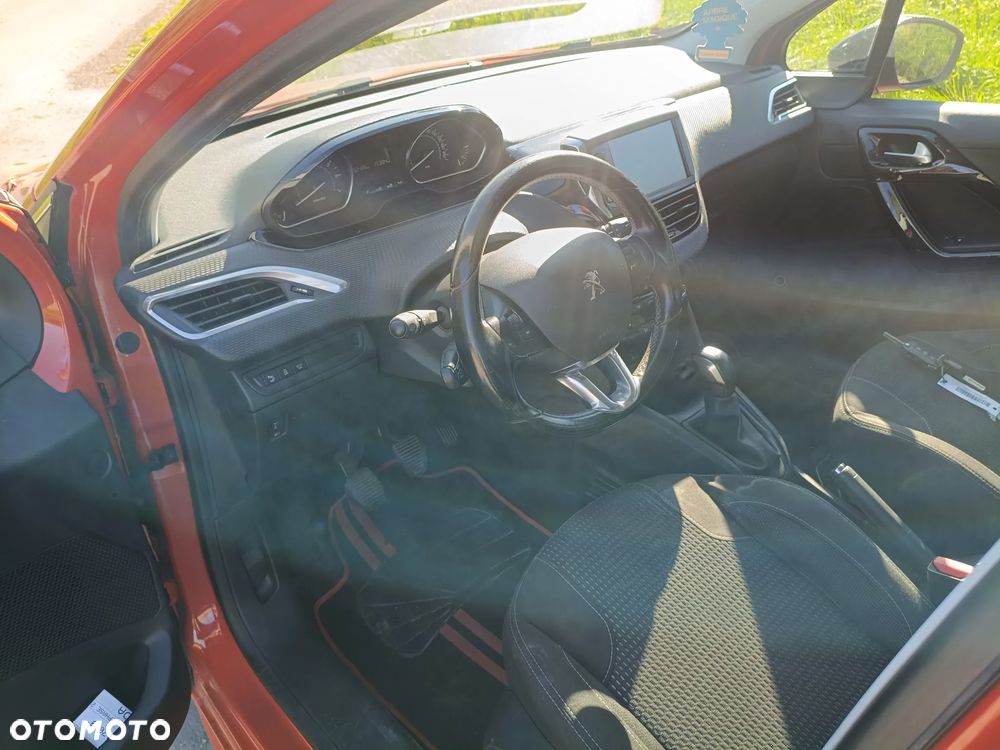 Peugeot 208 - 12