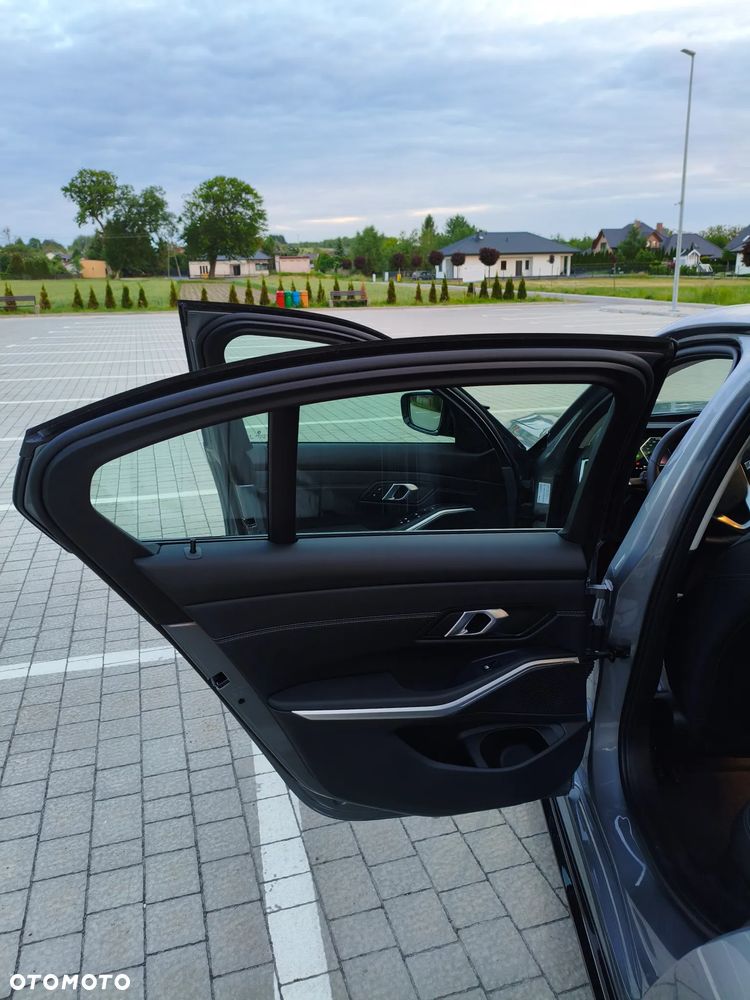 BMW Seria 3 320d xDrive mHEV - 17