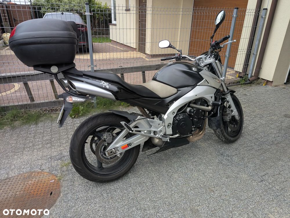 Suzuki GSR - 4