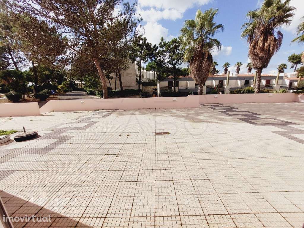 Loja com montra ampla. Disponível para Venda e Arrendamento - Grande imagem: 4/20