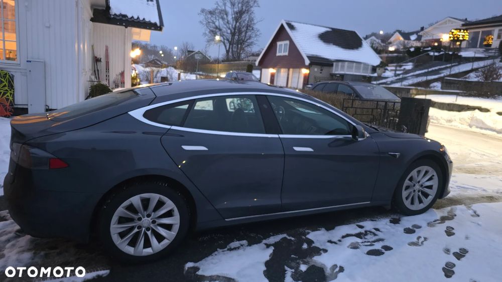 Tesla Model S - 6