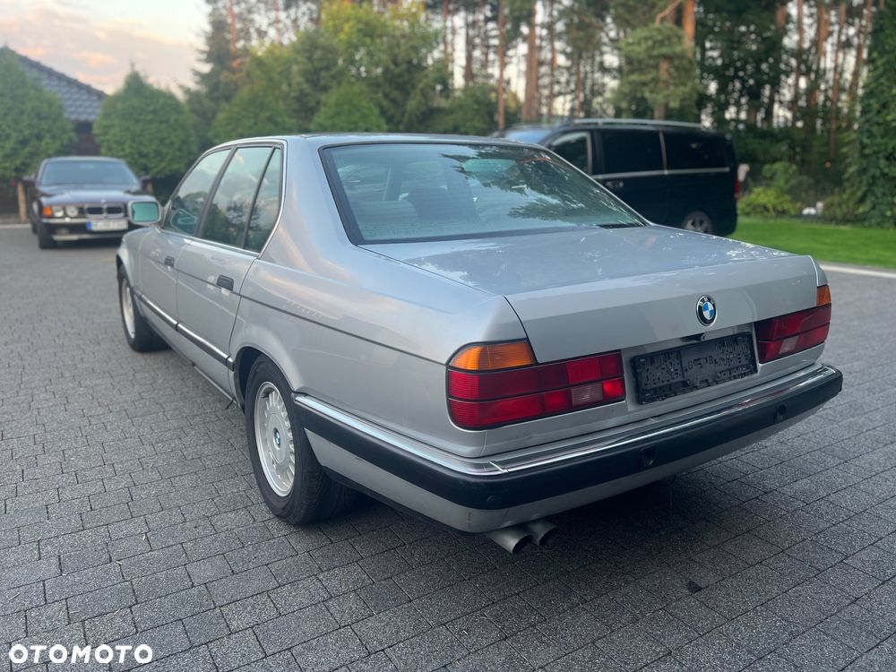 BMW Seria 7 740i V8 - 8