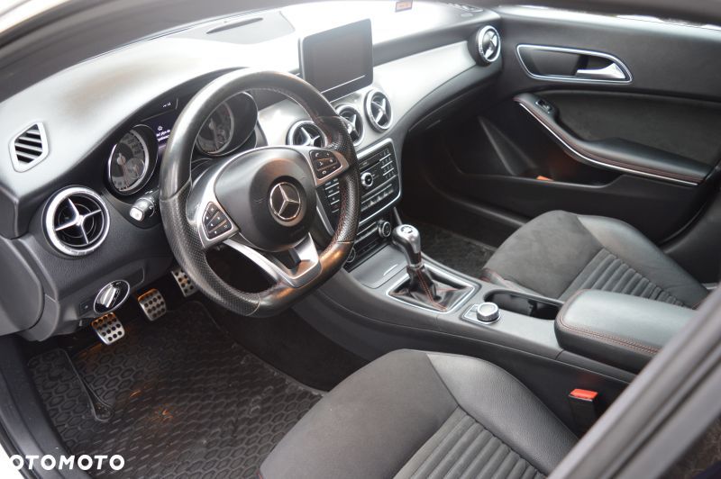 Mercedes-Benz CLA 200 AMG Line - 23