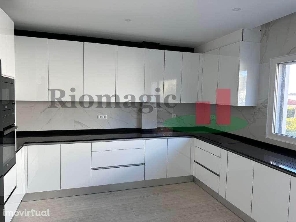 Caldas da Rainha - Excelente Moradia V4 na Urbanização Colina Verde - Grande imagem: 5/32