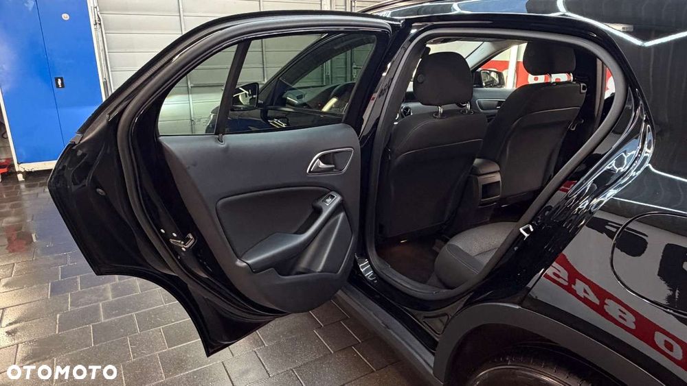 Mercedes-Benz GLA - 33