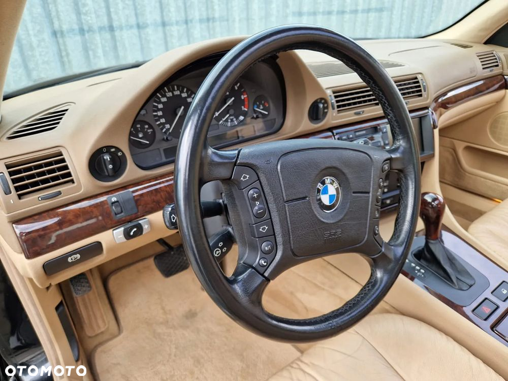 BMW Seria 7 740i - 26