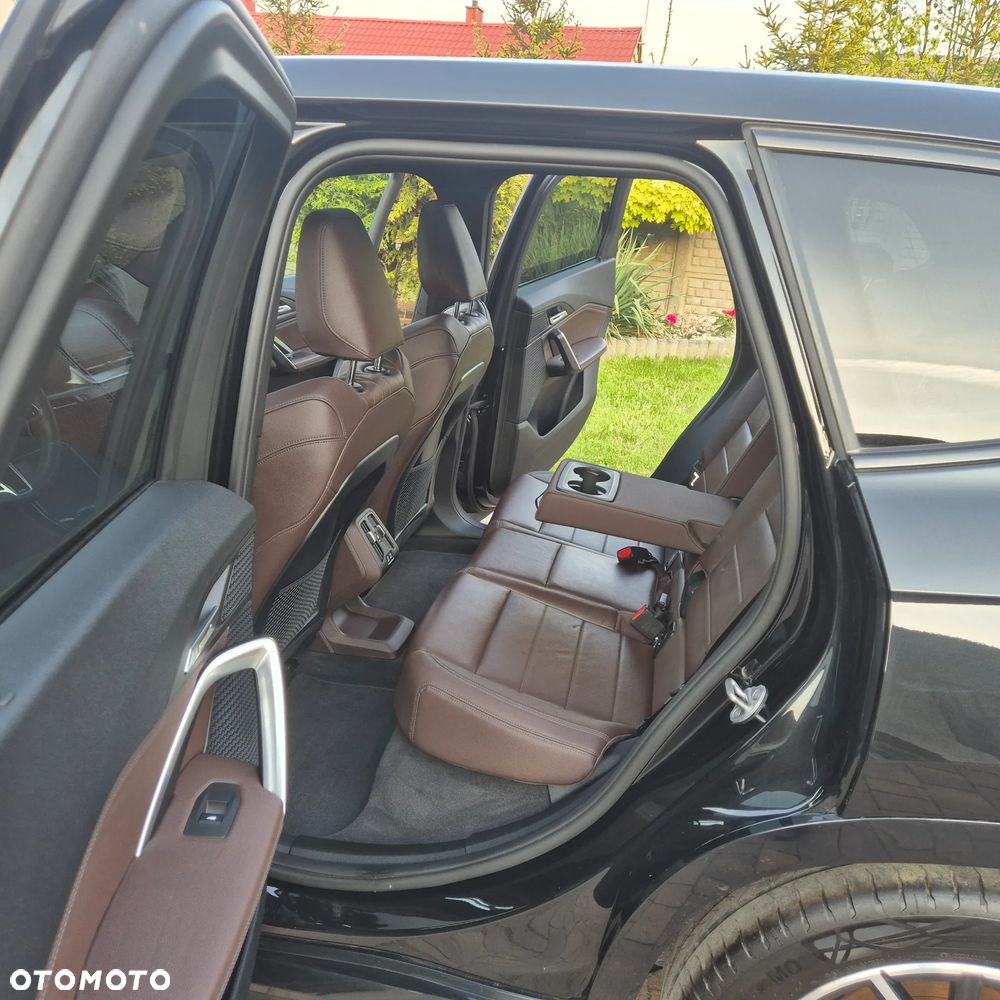 BMW iX1 xDrive30 M Sportpaket - 13