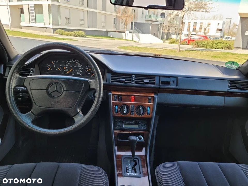 Mercedes-Benz 280 - 24