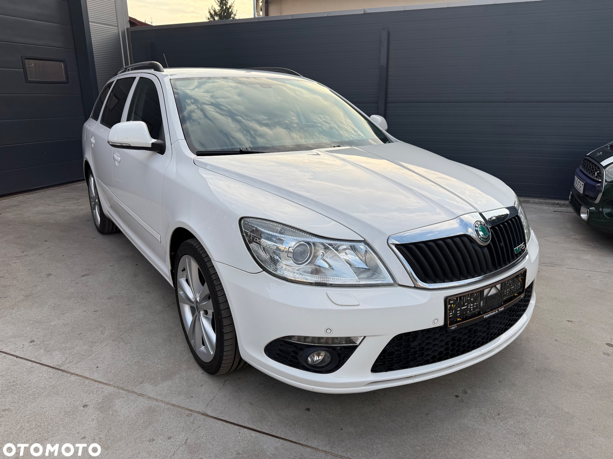 Skoda Octavia Combi 2.0 TDI DPF RS - 2