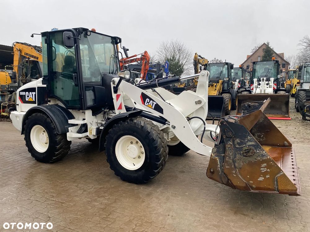 Caterpillar CAT 908M, 2020 ROK, 3400 MTH, ŁYŻKA OTWIERANA + WIDŁY, z NIEMIEC,