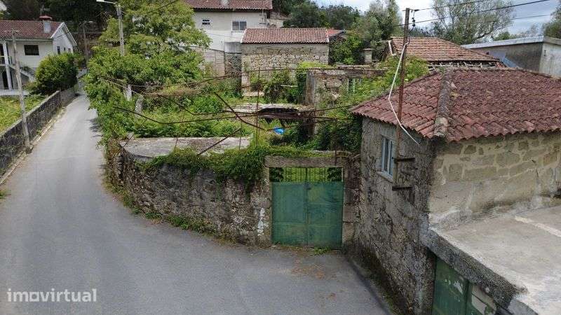 Duas casas em ruina com amplo terreno  todo murado. - Grande imagem: 2/12