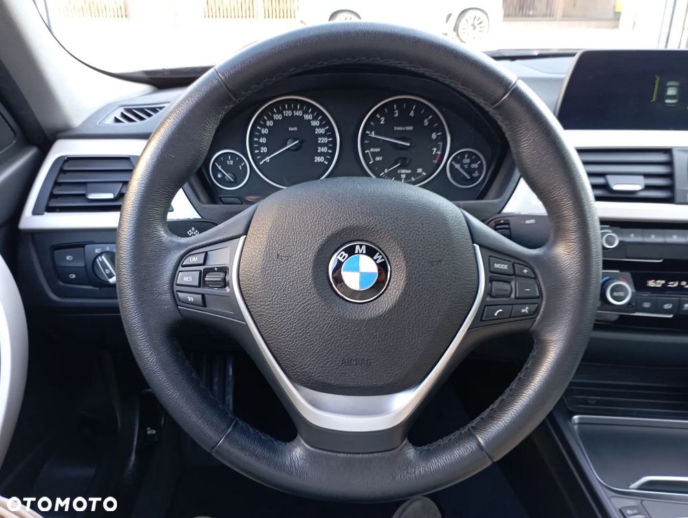 BMW Seria 3 318i - 12