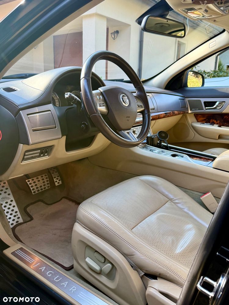 Jaguar XF 2.7 V6 D Luxury - 13