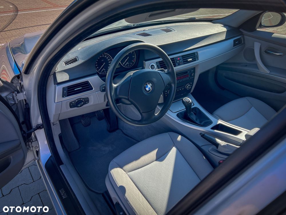 BMW Seria 3 318i Touring - 6
