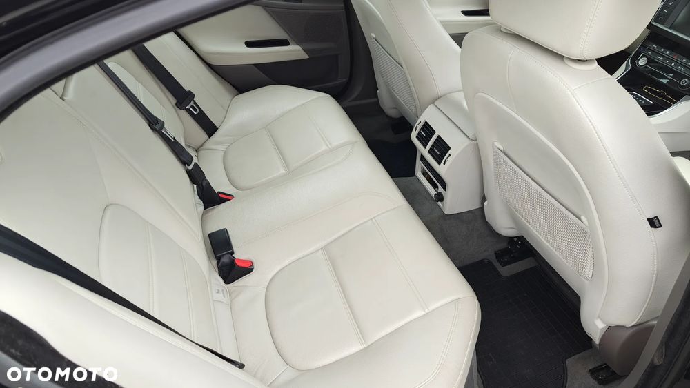 Jaguar XE 2.0 D Prestige - 12