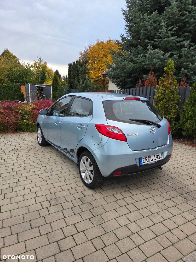 Mazda 2 2011 photo 3