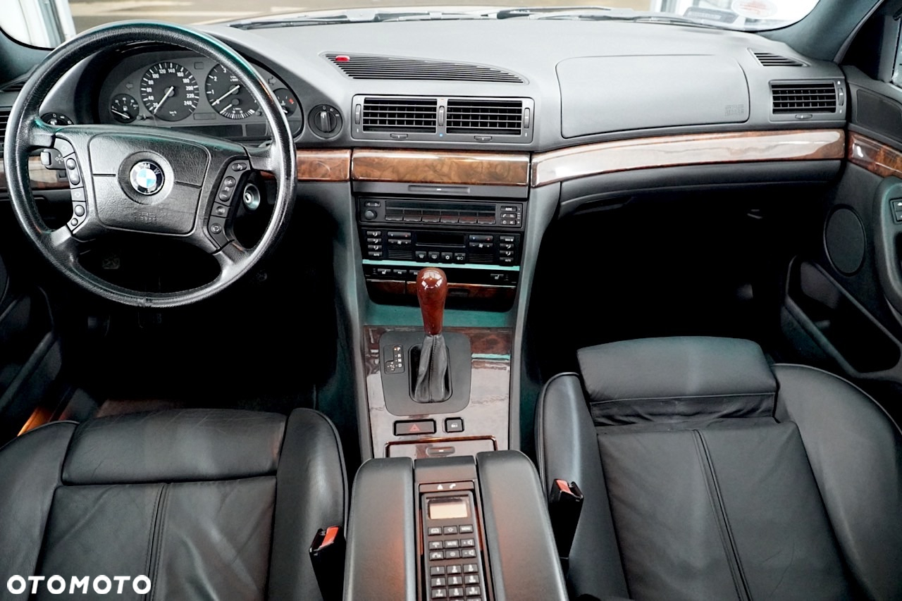 BMW Seria 7 740i - 27