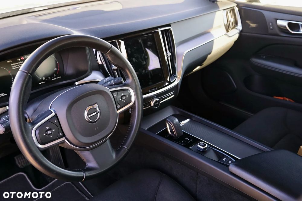 Volvo V60 B3 B DKG Momentum Core - 14