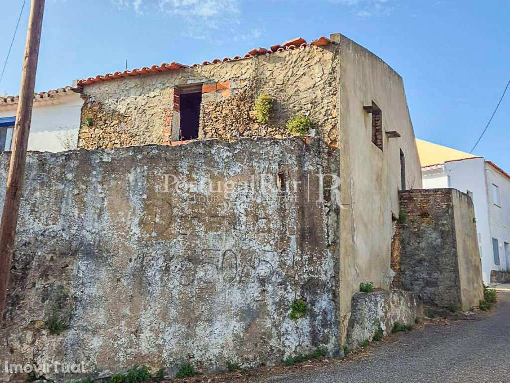 Casa T2 para recuperar junto à praia Fluvial da Ortiga - Grande imagem: 2/23