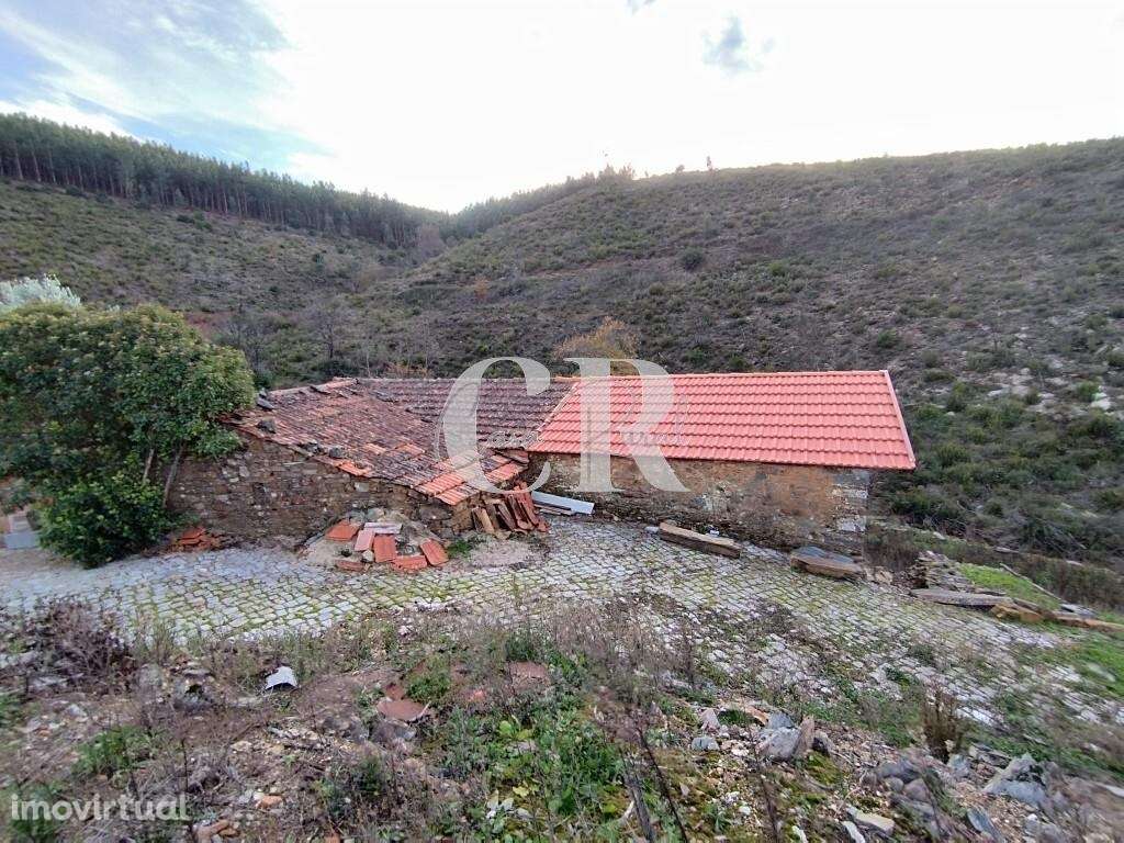 Moradias em pedra, para recuperar, a confrontar com ribeira em Oleiros - Grande imagem: 3/60