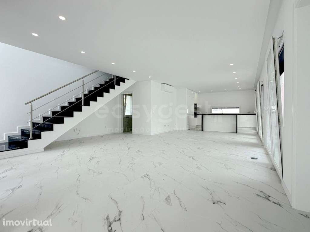 Moradia Única T4 Isolada com Piscina, Urbanização em Palmela - Grande imagem: 2/46