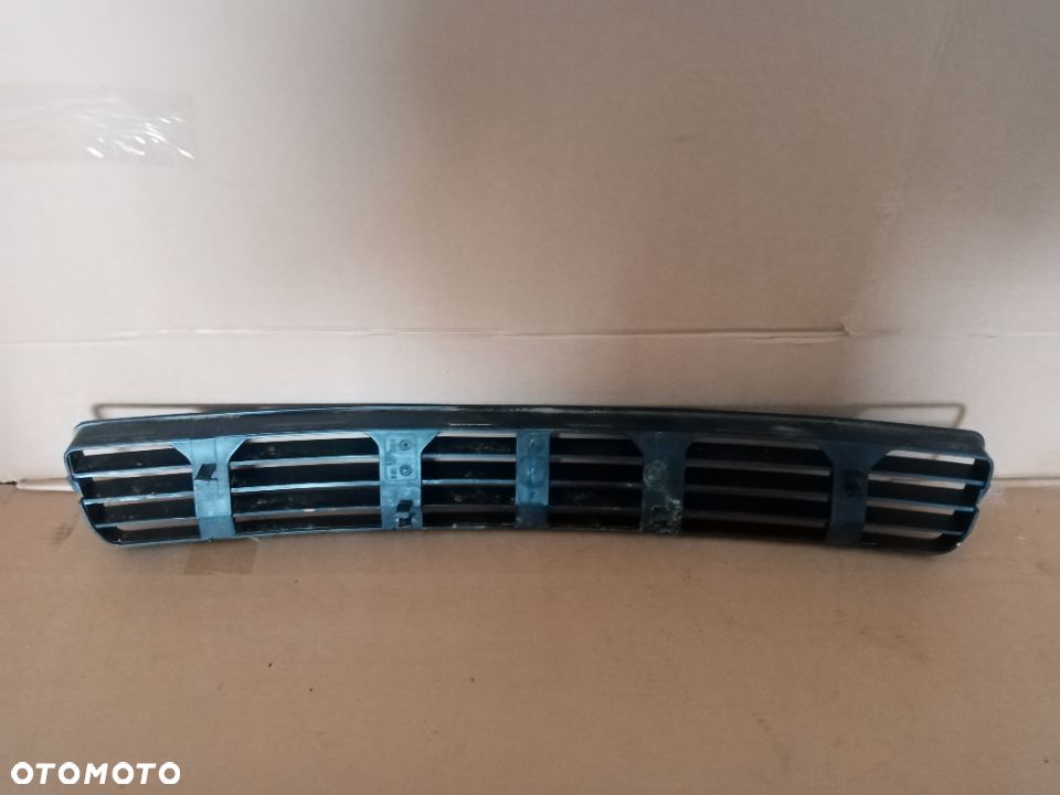 Kratka zderzaka przód przednia środkowa Audi A4 B5 8D0807683C - 2
