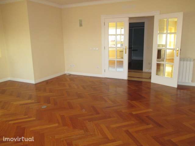 T2 com varanda, garagem e elevador em Coimbra - Grande imagem: 4/27