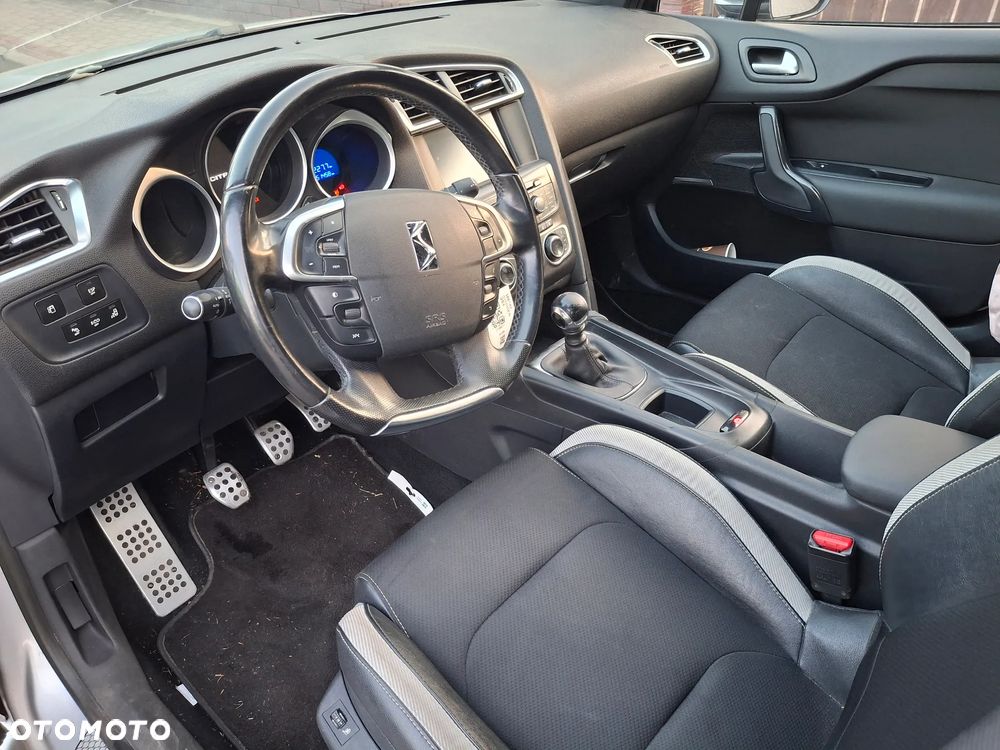 Citroën DS4 HDi 115 SoChic - 11