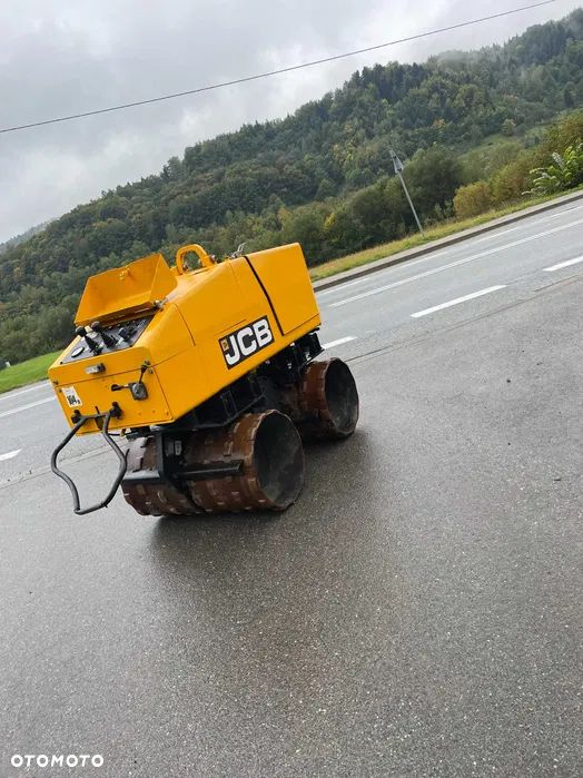 JCB VM1500 Walec Okołkowany 1600kg. Walec do wykopów, terenu oraz bystrych podjazdów! Maszyna jak Nowa. 441 mtg. 2015 rok. Walec przywieziony z Norwegii. Silnik Kubota 3 cylindry 28 km. Poteżna moc ubijania na dwa bębny lub każdy z osobna! Komfortowe sterowanie!  Maszyna zadbana jak Nowa z salonu. Odpala na dotyk. Zero luzów i wycieków. Rewelacyjna cena! Nadaje się do kruszyw ziemi oraz błota i bystrych podjazdów. O wiele lepsze rozwiązanie niż zagęszczarka 500kg. - 2