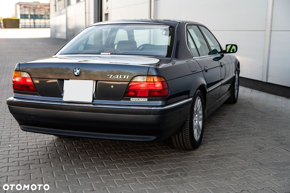 BMW Seria 7 740i V8 - 8