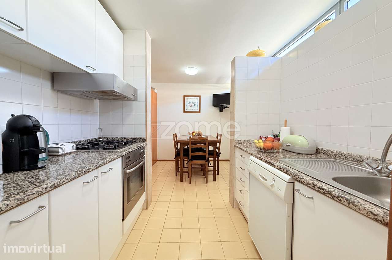 Apartamento T2 em Gondifelos | Conforto, luz natural e garagem fechada - Grande imagem: 3/21