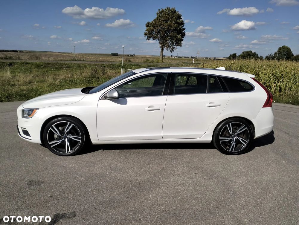 Volvo V60 T6 AWD Drive-E R-Design Momentum - 4